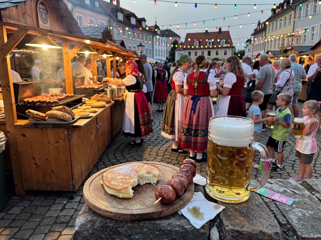 Stollberg Marktplatz bei Erzgebirge-Fest mit Grills, Schwibbögen und Tech-Overlay
